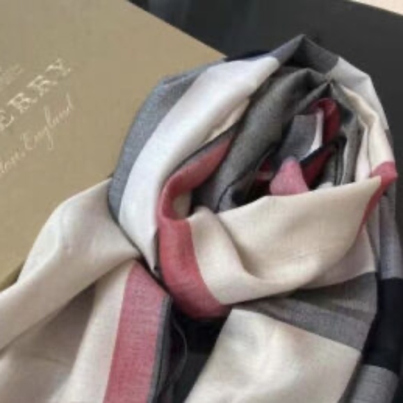 Burberry Scarf - Picture 9 of 9